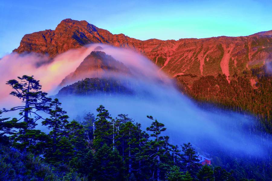 在國家公園中攝影，拍到的都是「國家級」的景象（圖為玉山與排雲山莊）